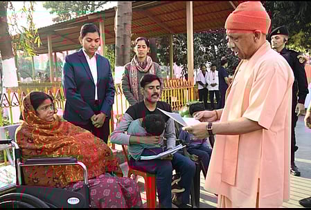 जमीन कब्जाने व दबंगई के मामलों में की जाए कड़ी कार्रवाई : योगी