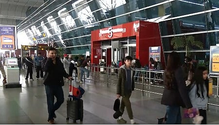 नई दिल्ली: खाड़ी देशों की ओर जाने वाली 100 से अधिक उड़ानें रद्द, यात्री बोले-नहीं होनी चाहिए जंग