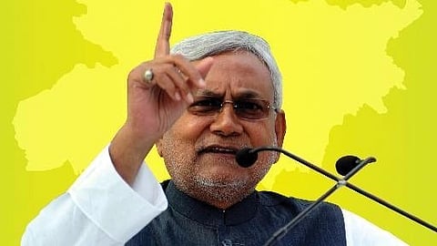 नीतीश कुमार भाषण देते हुए। 