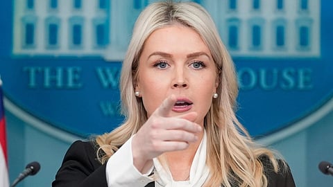 व्हाइट हाउस में प्रेस कॉन्फ्रेंस के दौरान अमेरिकी प्रेस सचिव पत्रकारों से बात करते हुए।