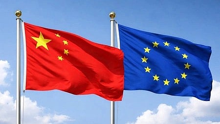 चीन का ध्वज और यूरोप का ध्वज 