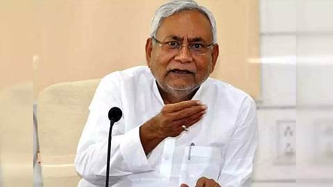 बिहार के मुख्यमंत्री नीतीश कुमार सफेद कुर्ता पहनकर एक बैठक के दौरान बोलते हुए दिखाई दे रहे हैं।