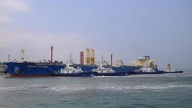 समुद्र में तैरते जहाज 