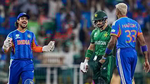 भारत के विकेटकीपर और खिलाड़ी मैदान पर जश्न मनाते हुए, जबकि पाकिस्तान का बल्लेबाज आउट होने के बाद निराश खड़ा है और भारतीय ऑलराउंडर हार्दिक पांड्या पास में खड़े दिखाई दे रहे हैं।