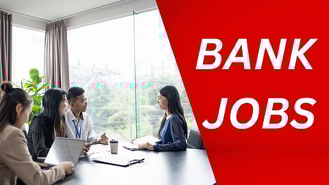 बैंक जॉब के लिए इंटरव्यू देते हुए उम्मीदवारों की मीटिंग