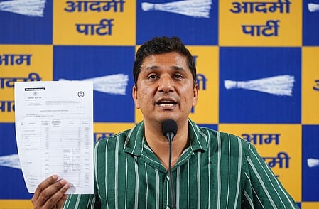 दिल्ली में 2500 रुपए की ‘मोदी गारंटी’ पर सियासत तेज,