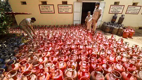 गैस एजेंसी पर काम करते कर्मचारी 