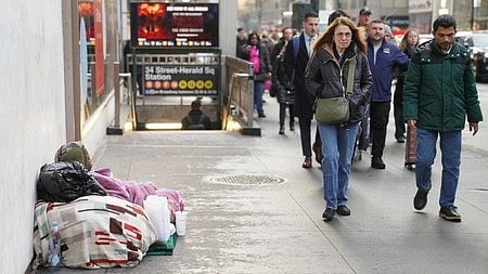 अमेरिका में टहलते नागरिक 