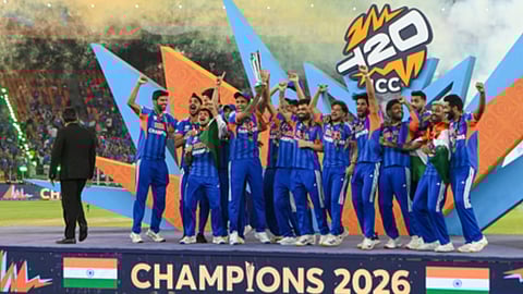 टी20 वर्ल्ड कप 2026 जीतने के बाद ट्रॉफी के साथ जश्न मनाती भारतीय टीम।  
