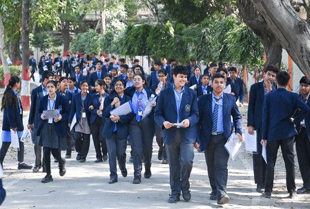 सीबीएसई 12वीं बोर्ड: संतुलित रही गणित की परीक्षा, कुछ प्रश्न आसान तो कुछ रहे चुनौतीपूर्ण