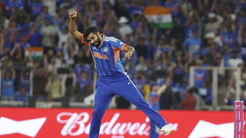 विकेट लेकर जश्न मनाते जसप्रीत बुमराह और पीछे दर्शक नज़र आ रहे हैं। 