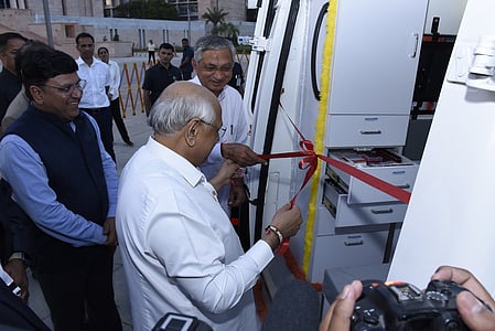 सीएम भूपेंद्र पटेल ने आईटीआई केंद्रों को 40 इलेक्ट्रिक कारें बांटीं, युवाओं को मिलेगी प्रैक्टिकल ट्रेनिंग