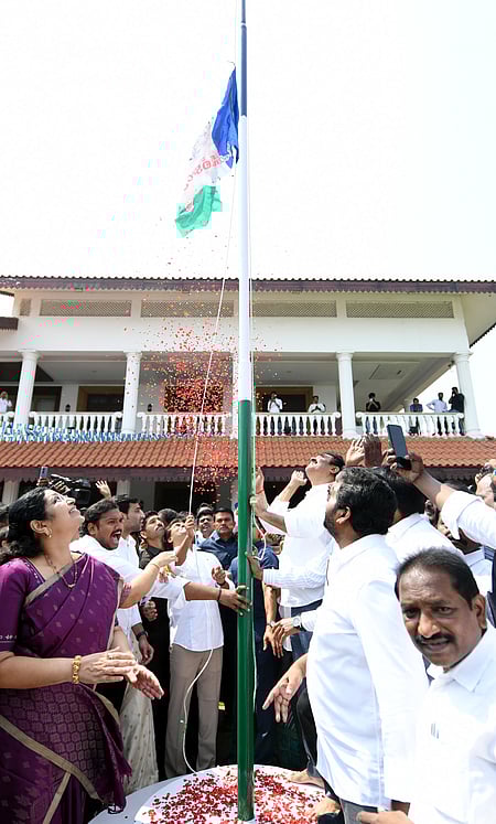 वाईएसआरसीपी ने राजनीति को दी एक नई दिशा, यह कार्यकर्ताओं की पार्टीः जगन मोहन रेड्डी