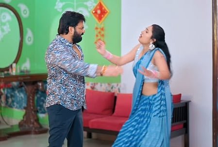 पवन सिंह ने संजना सिंह को दिया धक्का, रिलीज से पहले