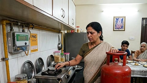 पाइप्ड नेचुरल गैस का इस्तेमाल करती महिला 