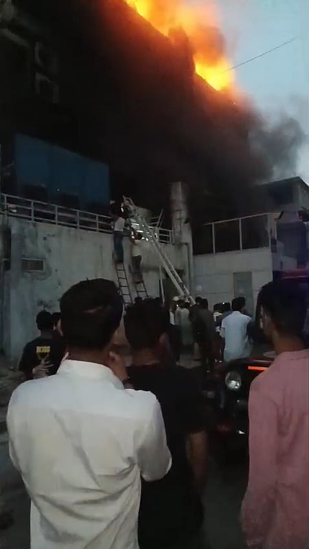नोएडा: फैक्ट्री में भीषण आग, 10 घंटे बाद भी पूरी तरह काबू नहीं, 40 से अधिक लोग घायल