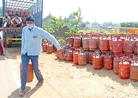 5 दिनों में एलपीजी उत्पादन 28 प्रतिशत बढ़ा, सिलेंडर डिलीवरी समय 2.5 दिन ही: हरदीप सिंह पुरी