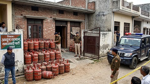 समाजवादी पार्टी के नेता अब्दुल रहमान के पास पुलिस ने जब्त किये 55 गैस सिलिंडर 