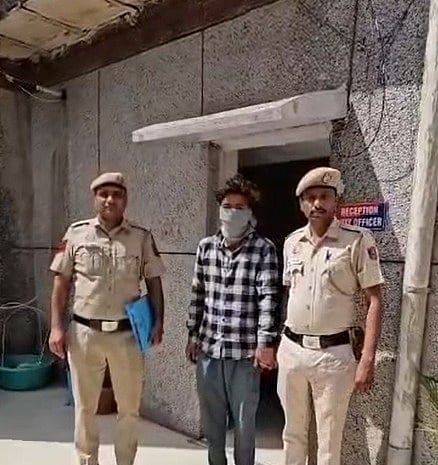 दिल्ली पुलिस ने 15 मामलों में शामिल आरोपी को किया गिरफ्तार, चोरी की स्कूटी व मोबाइल बरामद