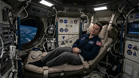स्पेस में नींद को पूरा करना एक बड़ी चुनौती की तरह होता है 