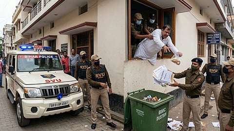 SVU टीम की गाड़ी देखने के बाद ही अधिकारी घबरा गए और छटपटाने लगे l गाड़ियों को अपने बिल्डिंग की तरफ आते ही घर की खिड़कियों से नकद कैश के बंडल, कागजात आदि सब फेकने लगे और भागने की कोशिश की l