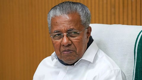 केरल के मुख्यमंत्री पिनाराई विजयन की गंभीर मुद्रा में एक तस्वीर।