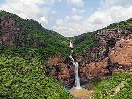  “मां टुटला भवानी वॉटरफॉल” (Maa Tutla Bhavani Waterfall) 