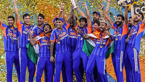 भारतीय खिलाड़ी टी20 वर्ल्ड कप 2026 जीतने के बाद जश्न मनाते हुए 