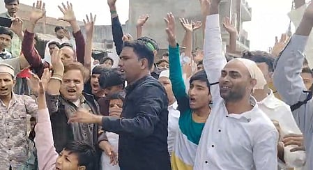 संभल में शिया समुदाय ने काला बैंड पहनकर अदा की ईद की नमाज, खामेनेई की मौत पर जताया शोक