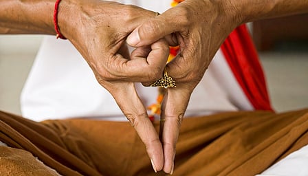 इंद्रियों पर विजय और मानसिक स्पष्टता के लिए अचूक है योग की