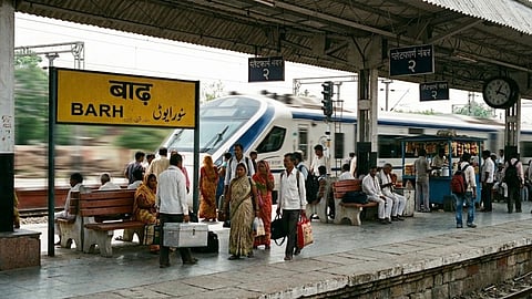 जैसे ही वह खैनी थूकने के लिए आगे बढ़ता है वह सीधे ट्रेन की तेज रफ़्तार के चपेट में आ जाता है और बुरी तरह जख्मी हो जाता है l