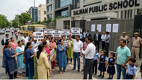 दिल्ली में प्राइवेट स्कूलों (Delhi Private Schools) की मनमानी थमने का नाम नहीं ले रही है। शिक्षा विभाग को लगातार मिल रही शिकायतों के बीच ताजा मामला मयूर विहार फेज-3 (Mayur Vihar Phase-3) के सलवान पब्लिक स्कूल (Salwan Public School) का है, जहाँ फीस बढ़ोत्तरी को लेकर छात्रों के माँ-बाप में गुस्सा देखने को मिल रहा है।