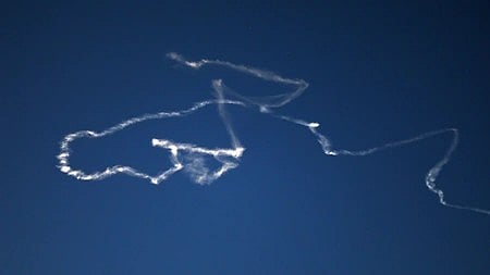 आकाश में मिसाइल 