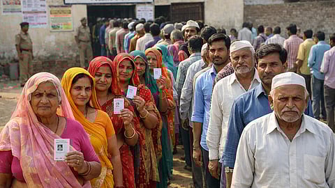 वोट देने के लिए लाइन में खड़ी जनता 
