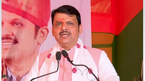 फडणवीस ने जनसभा में कहा, "आप देख सकते हैं कि जिस प्रकार से पीएम मोदी के नेतृत्व में असम के अंदर इंफ्रास्ट्रक्चर का काम हुआ, जहां ब्रह्मपुत्र नदी पर पहले केवल तीन पुल थे, वहां अब 6 पुल और 6 ब्रिज बन चुके हैं या बन रहे हैं।