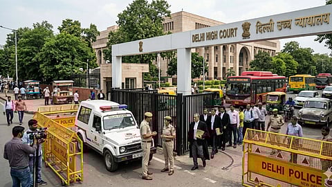 एक लेफ्टिनेंट कर्नल द्वारा इस मामले को उजागर किया गया है l जिसमें उन्होंने सेना के कुछ अधिकारियों पर बड़े स्तर पर वित्तीय अनियमितताओं के आरोप लगाए हैं। याचिकाकर्ता ने अदालत से मांग की है कि पूरे मामले की जांच कोर्ट की निगरानी में सीबीआई (CBI) से कराई जाए। 