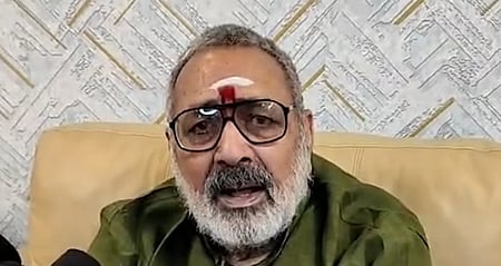 ममता बनर्जी ने उर्दू में जारी किया चुनावी घोषणापत्र, गिरिराज सिंह बोले- बंगाल को बांग्लादेश बनाने की साजिश