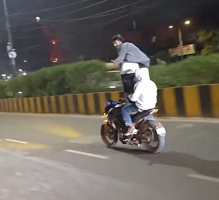 दिल्ली पुलिस सड़क सुरक्षा को लेकर सख्त, बाइक स्टंट करने वालों को जारी किया चालान