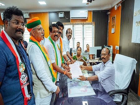 तमिलनाडु विधानसभा चुनाव: भाजपा नेताओं ने नामांकन के अंतिम दिन पर्चे भरे