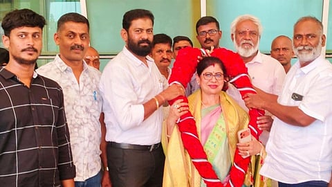 AIADMK उम्मीदवार लीमा रोज मार्टिन समर्थकों के बीच फूलों का बड़ा हार पहने हुए