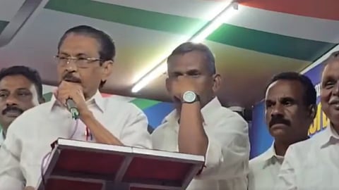 एक सार्वजनिक सम्मलेन में ये बयान देकर नेता जी बुरी तरह फँस गए हैं और उनकी पूरे समाज में आलोचना हो रही है l मुख्य रूप से वो महिलाओं के निशाने पर आ गए हैं l ऐसा कहा जा रहा है कि नेता जी ने खुद अपने पैर पर कुल्हाड़ी मार ली है l 