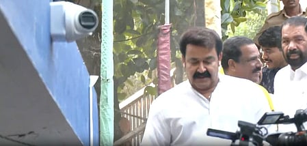 केरल चुनावः मतदान शुरू होने से पहले पहुंचे एक्टर मोहनलाल, सीएम पी. विजयन ने भी डाला वोट