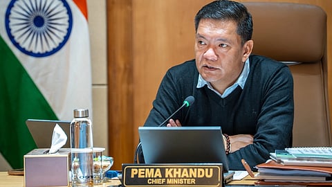 माइक पर बोलते अरुणाचल प्रदेश के मुख्यमंत्री पेमा खांडू 