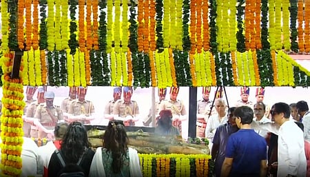 पंचतत्व में विलीन हुई आशा भोसले, बेटे ने दी मुखाग्नि