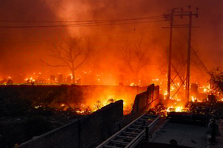 भीषण आग से सैकड़ों झुग्गियां जलकर राख, सिलेंडर ब्लास्ट होने से मचा हड़कंप