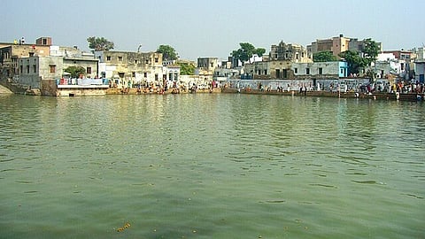  माना जाता है कि सिर्फ मंदिर में लेटने, किसी पवित्र कुंड में नहाने या खास पूजा करने से महिलाओं को संतान का सुख मिल जाता है।