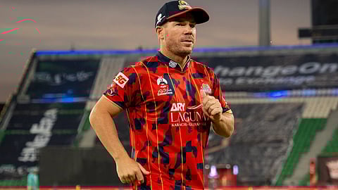 डेविड वॉर्नर की तस्वीर, स्टेडियम में खड़े हुए। 
