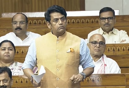 हां हम पत्नी के पैर छूते है