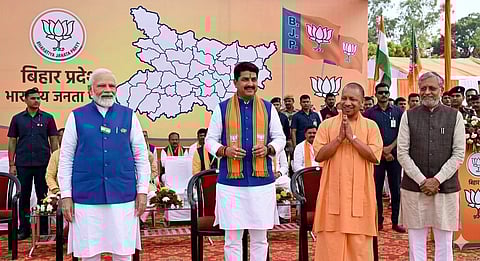 बिहार के राजनीतिक परिदृश्य में हालिया घटनाक्रमों ने सरगर्मी बढ़ा दी है। मुख्यमंत्री के रूप में बागडोर संभालने वाले सम्राट चौधरी इन दिनों सुर्खियों में बने हुए हैं। उनकी इस चर्चा का आधार कोई नया गठबंधन अथवा विधायी निर्णय न होकर एक वायरल वीडियो है, जिसमें वे जालीदार 'मुस्लिम टोपी' धारण करने से मना करते नजर आ रहे हैं। 