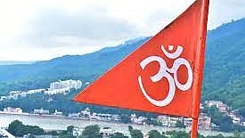 कुमार विश्वास कहते हैं, "आदित्य धर विस्थापित कश्मीरी पंडित हैं। इसी देश में एक प्रदेश में रहने वाले अत्यंत शांतिप्रिय लोगों को राजनीतिक निर्लज्जता के कारण अपना घर छोड़ना पड़ा। पूरा हिंदुस्तान इसकी बौद्धिक चेतना, सो-कॉल्ड प्रोपगैंडा, इंटेलेक्चुअल्स, सरकारें नपुंसकों की तरह देखती रहीं।"